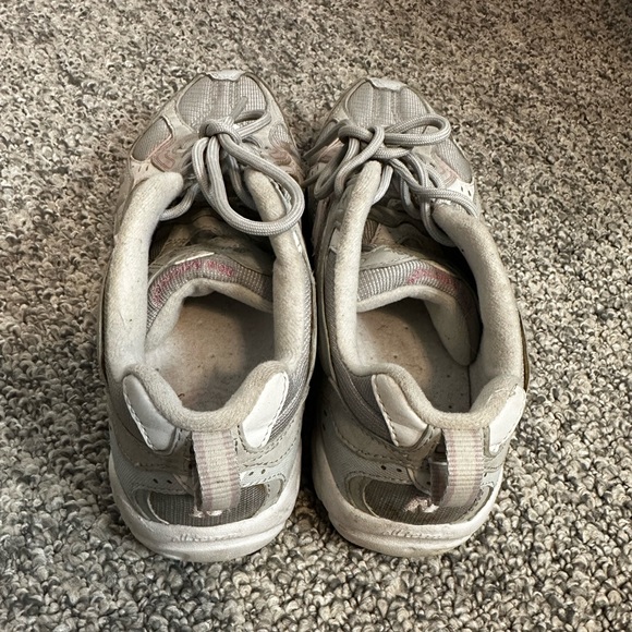 New Balance Women’s Sneakers Pink, Grey, and White - Picture 5 of 6